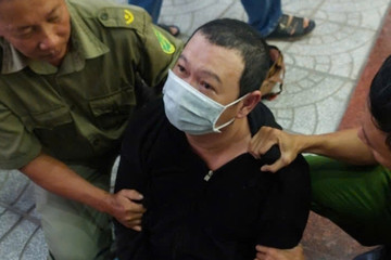 Nam thanh niên đeo khẩu trang, cầm búa cướp tiệm vàng ở Cần Thơ缩略图 Nam thanh niên đeo khẩu trang, cầm búa cướp tiệm vàng ở Cần Thơ