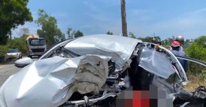 Ô tô biến dạng sau cú tông vào cây bên đường, nam tài xế 21 tuổi tử vong