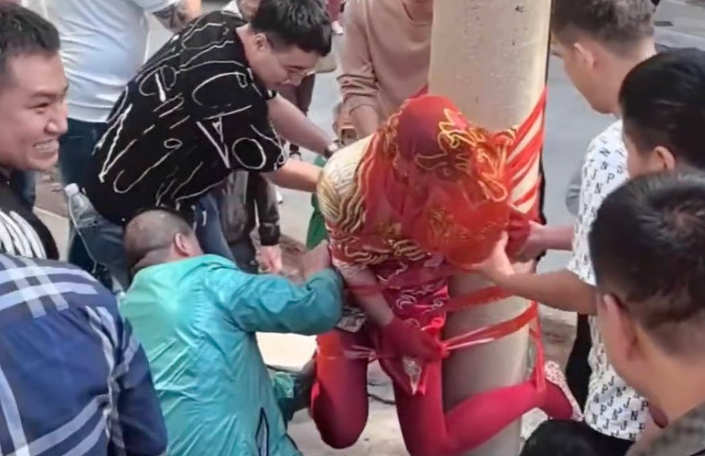 Phù dâu gãy cột sống vì trò đùa lố trong đám cưới, cô dâu chú rể phải bồi thường缩略图 Phù dâu gãy cột sống vì trò đùa lố trong đám cưới, cô dâu chú rể phải bồi thường
