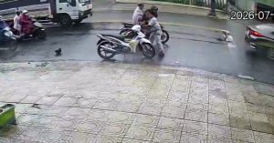 Tấn công người đang dừng đèn đỏ, cướp xe máy