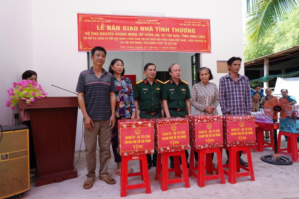 12 NĂM MỘT CHẶNG ĐƯỜNG TỪ BI – TRAO TẶNG 4 CĂN NHÀ TÌNH NGHĨA TẠI BẾN TRE缩略图 12 NĂM MỘT CHẶNG ĐƯỜNG TỪ BI – TRAO TẶNG 4 CĂN NHÀ TÌNH NGHĨA TẠI BẾN TRE