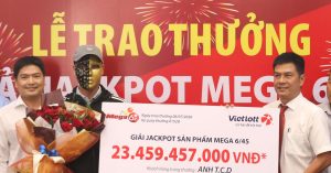 Ủng hộ người bán vé số dạo, người đàn ông trúng độc đắc Vietlott hơn 23,4 tỷ