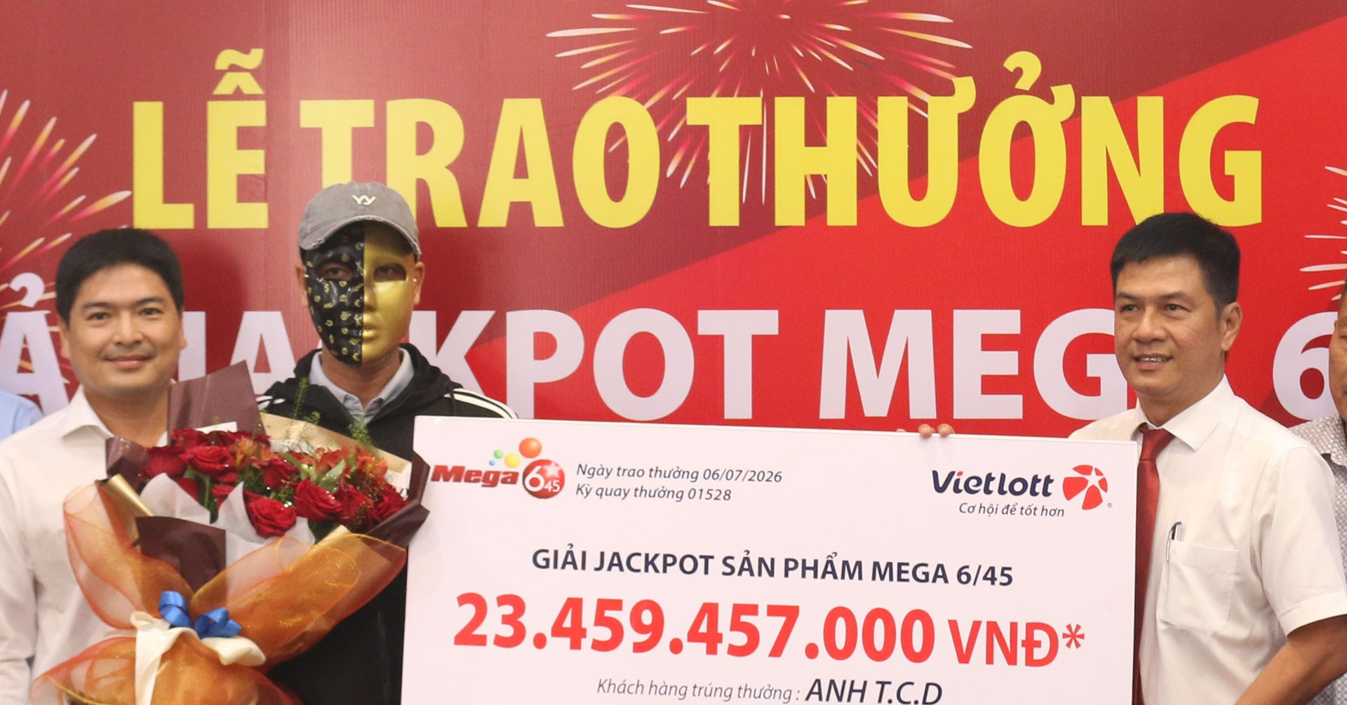 Ủng hộ người bán vé số dạo, người đàn ông trúng độc đắc Vietlott hơn 23,4 tỷ