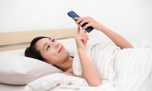 Vừa thức dậy đã cầm điện thoại, chuyên gia cảnh báo 5 tác hại khôn lường