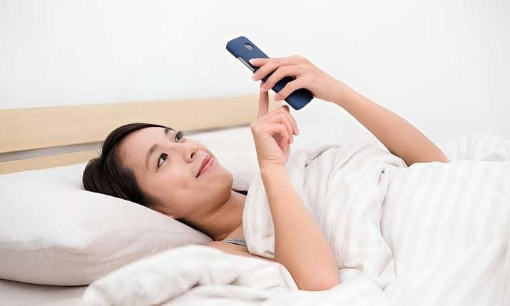 Vừa thức dậy đã cầm điện thoại, chuyên gia cảnh báo 5 tác hại khôn lường缩略图 Vừa thức dậy đã cầm điện thoại, chuyên gia cảnh báo 5 tác hại khôn lường