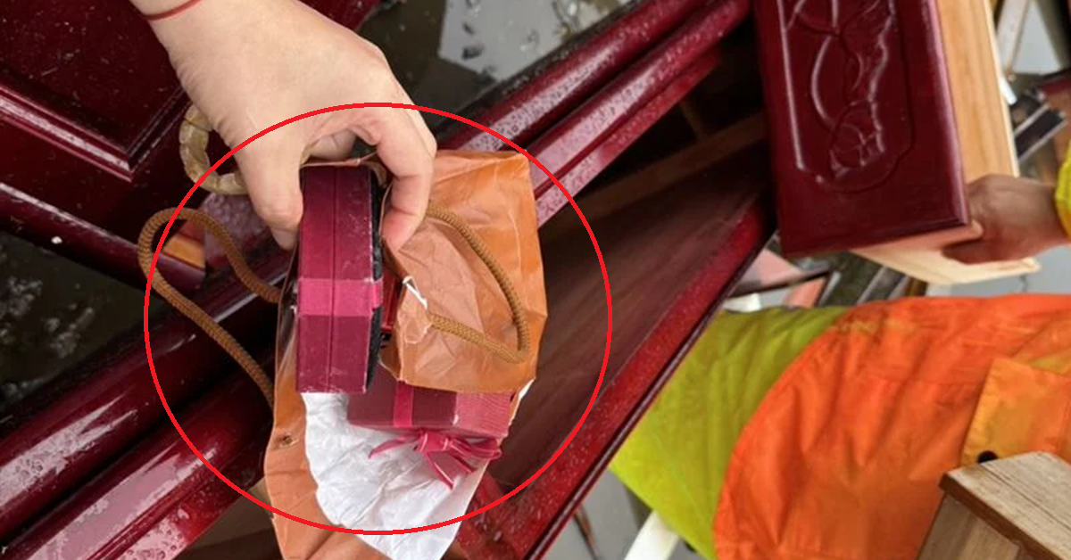 Vứt nhầm túi vàng trị giá 7,7 tỷ đồng, cả gia đình cuống cuồng lao vào bãi rác tìm kiếm