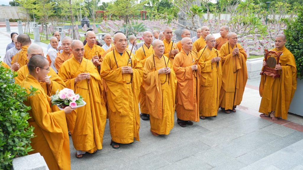 Hà Tĩnh: Chư Tôn đức Ban Trị sự GHPGVN tỉnh dâng hương bạch Phật, bạch Tổ và tri ân các anh hùng liệt sĩ trước thềm Đại hội đại biểu Phật giáo tỉnh lần thứ V