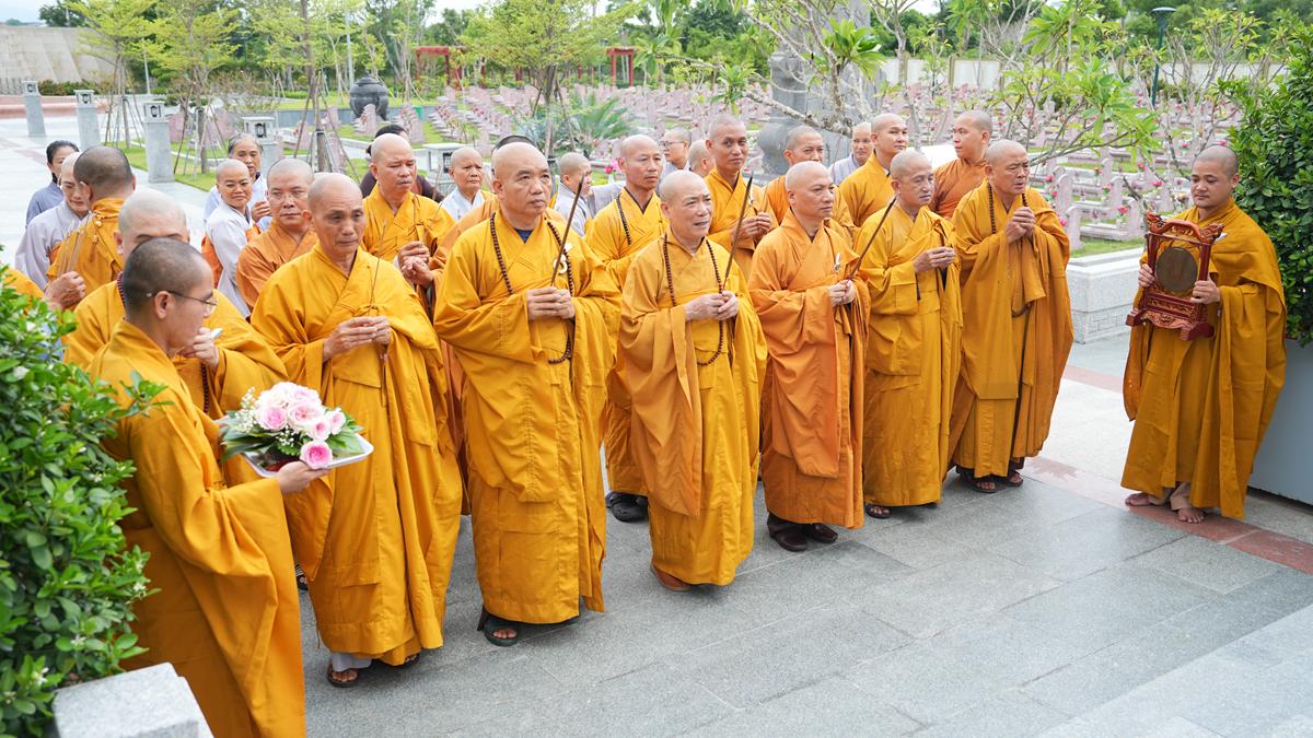 Hà Tĩnh: Chư Tôn đức Ban Trị sự GHPGVN tỉnh dâng hương bạch Phật, bạch Tổ và tri ân các anh hùng liệt sĩ trước thềm Đại hội đại biểu Phật giáo tỉnh lần thứ V