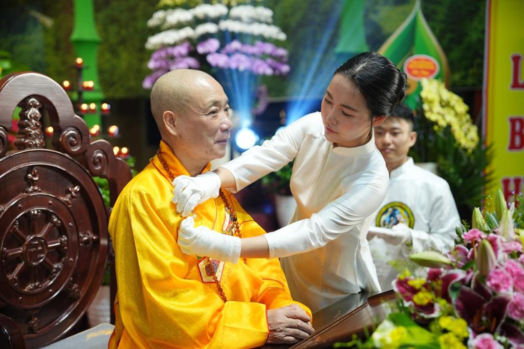 Hàng nghìn Phật tử đội mưa về chùa Bằng dự Đại lễ Vu Lan Báo Hiếu PL.2570 – DL.2026