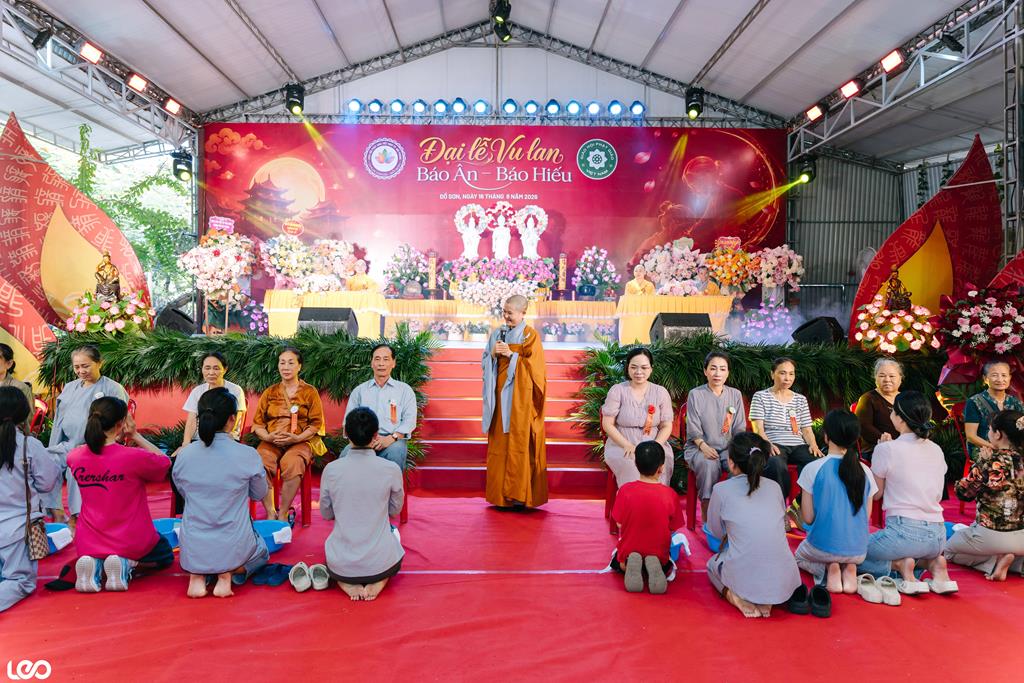 Hải Phòng: Xúc động lễ Bông Hồng cài áo và tri ân cha mẹ nhân mùa Vu Lan – Báo Hiếu tại chùa Hang (Đồ Sơn)