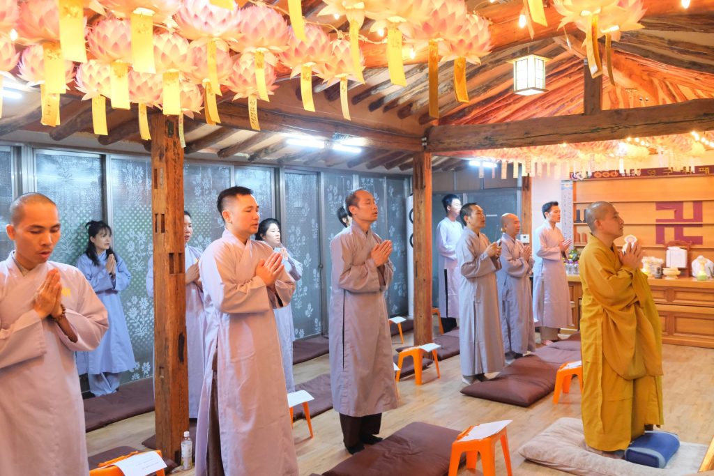 HÀN QUỐC: ĐẠO TRÀNG VIỆN CHUYÊN TU TẠI HÀN QUỐC TỔ CHỨC KHÓA TU BÁT QUAN TRAI GIỚI