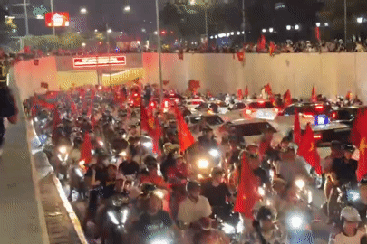 Biển người tràn xuống đường
