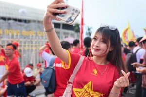 Những &amp;apos;bóng hồng&amp;apos; gây xao xuyến trên sân Mỹ Đình