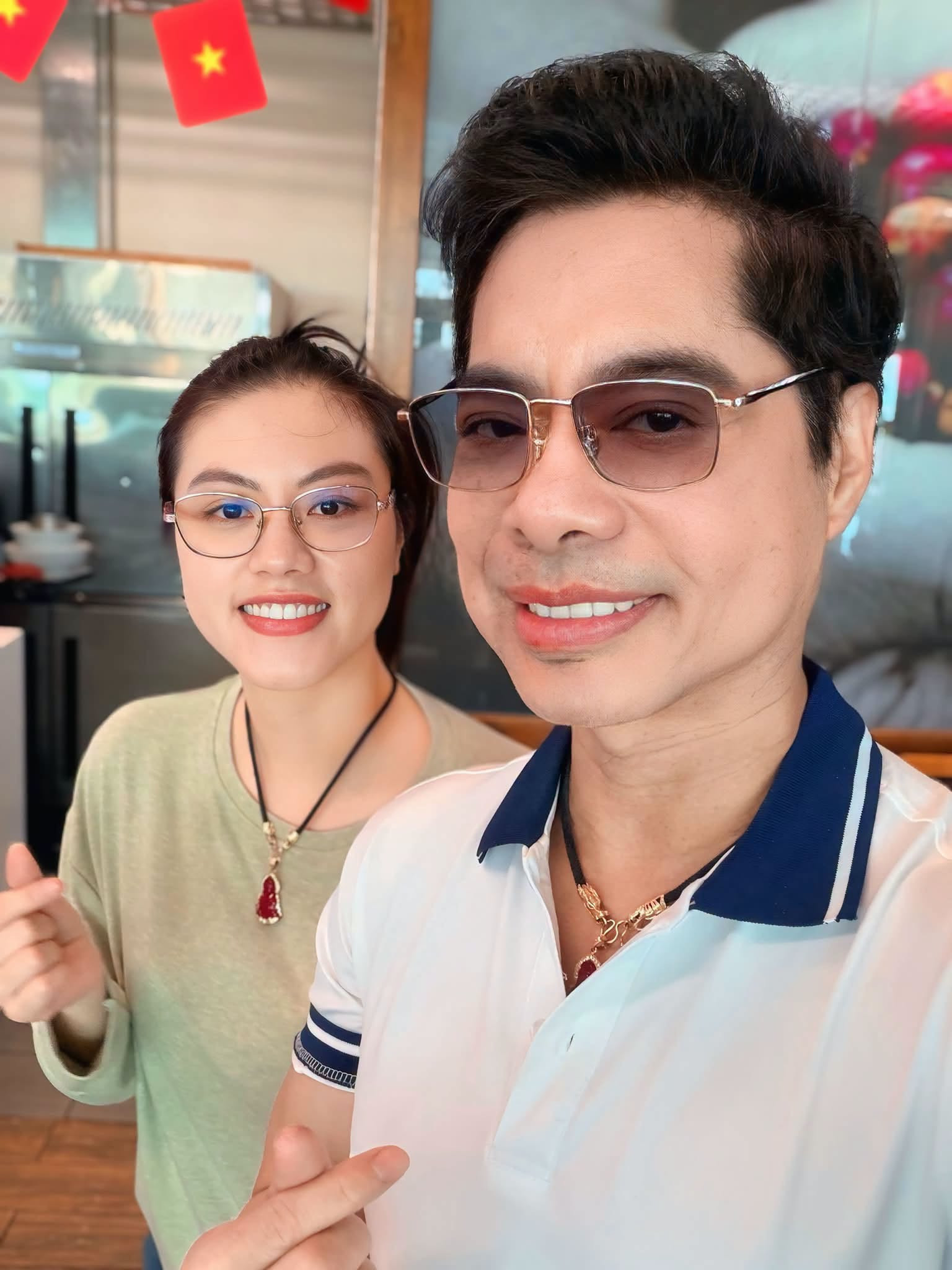 Ca sĩ Ngọc Sơn thân thiết nữ trợ lý, hoa hậu Jennifer Phạm cá tính giữa đại lộ