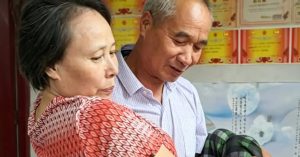 Chồng chăm vợ bị liệt suốt 25 năm, hàng xóm ngưỡng mộ