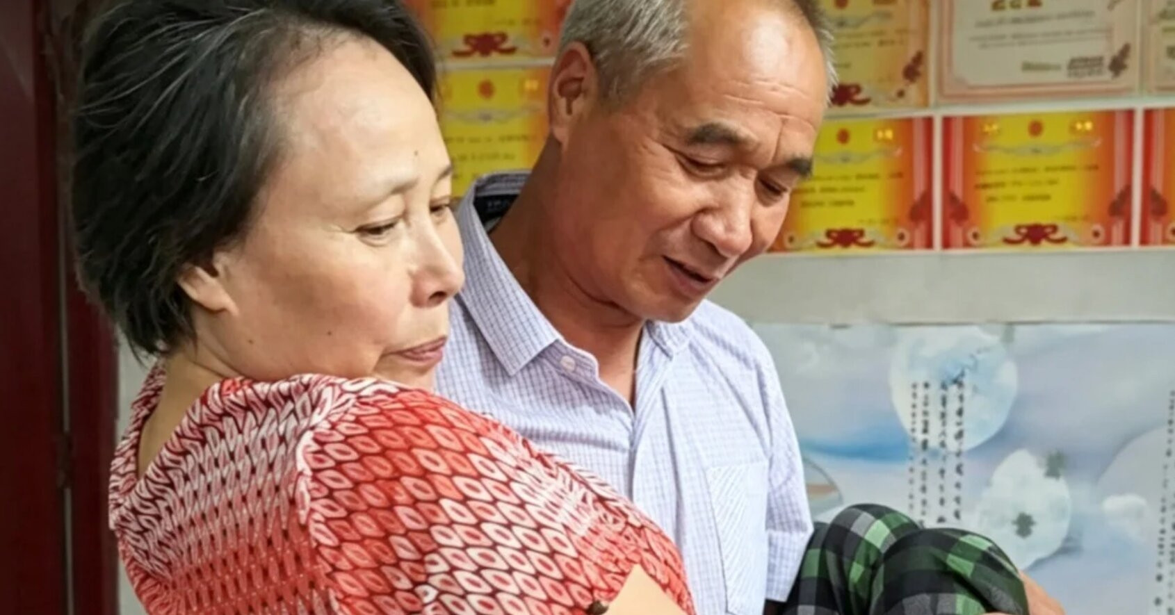Chồng chăm vợ bị liệt suốt 25 năm, hàng xóm ngưỡng mộ