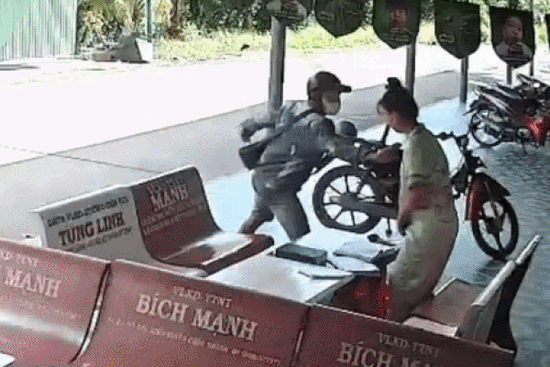 Clip cô gái chống trả tên cướp giật dây chuyền trong tiệm tạp hóa