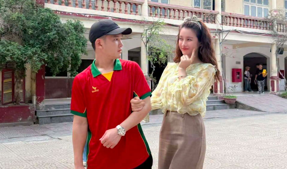 Cô giáo dạy Hóa hút triệu view kể cảnh quay &amp;apos;dở khóc dở cười&amp;apos; trên phim giờ vàng