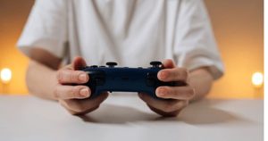Con trai đột ngột qua đời để lại 87 tài khoản game, mẹ già có hành động khiến công ty game cứng họng