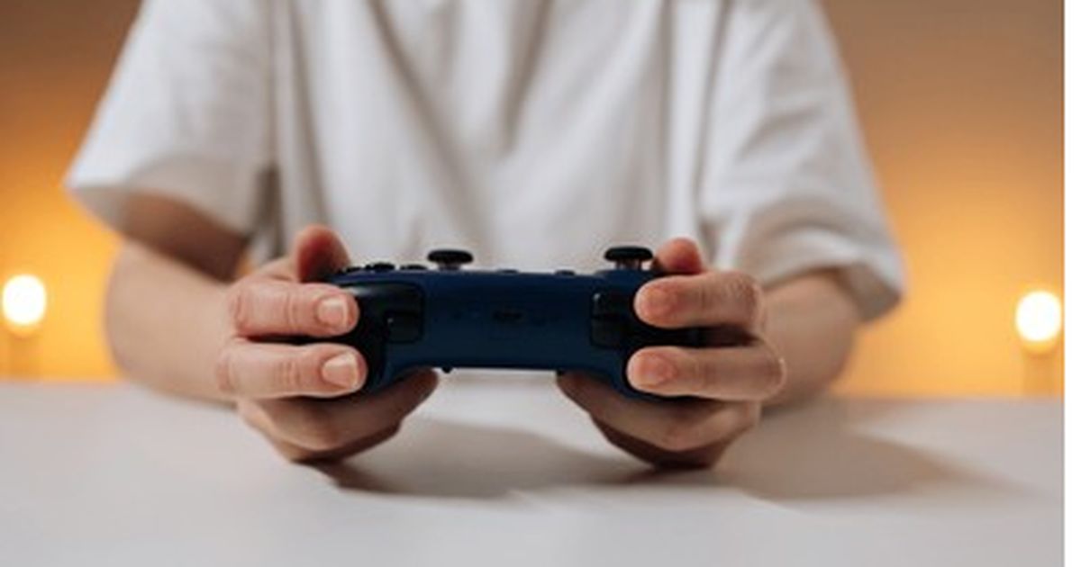 Con trai đột ngột qua đời để lại 87 tài khoản game, mẹ già có hành động khiến công ty game cứng họng