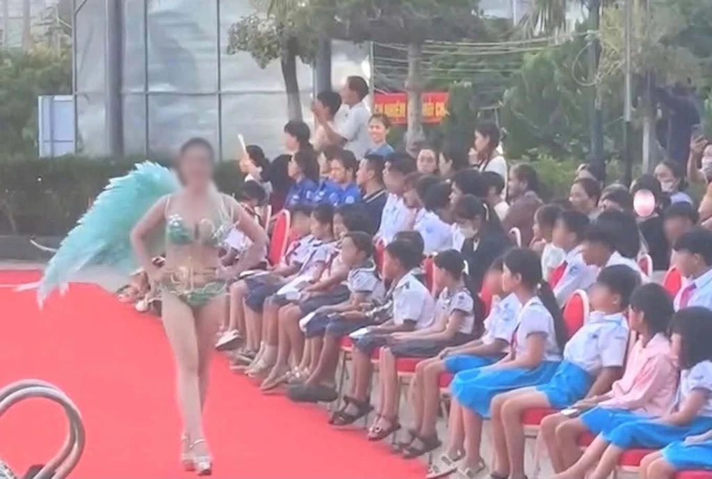 Để học sinh xem phần thi áo tắm, đơn vị tổ chức thi hoa hậu bị phạt