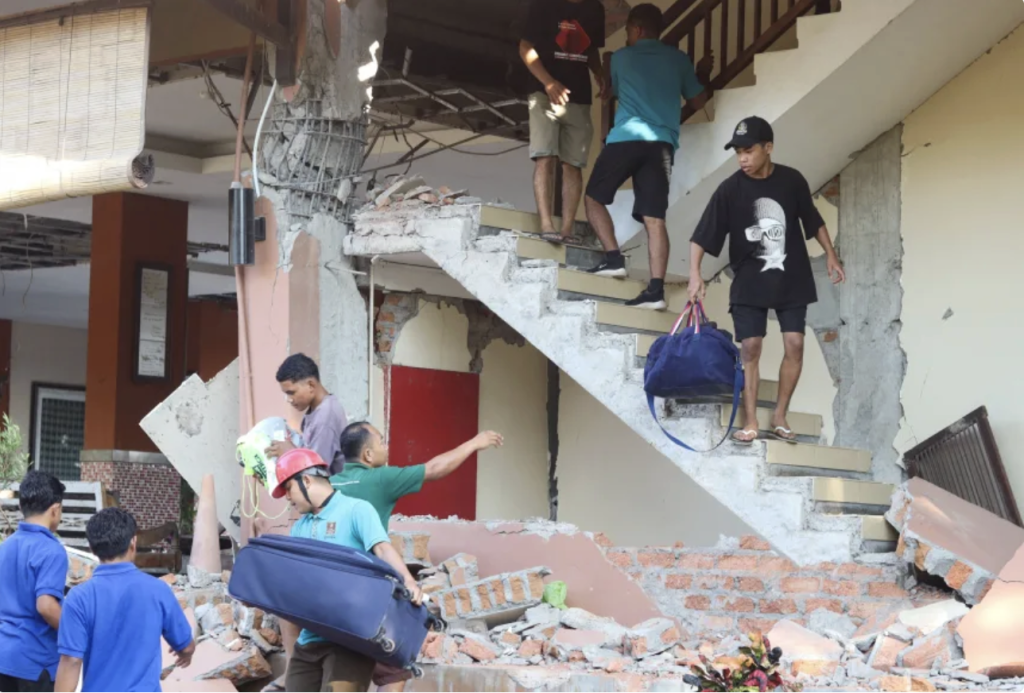 Động đất 7,7 độ richter rung chuyển Indonesia, ít nhất 20 người thiệt mạng