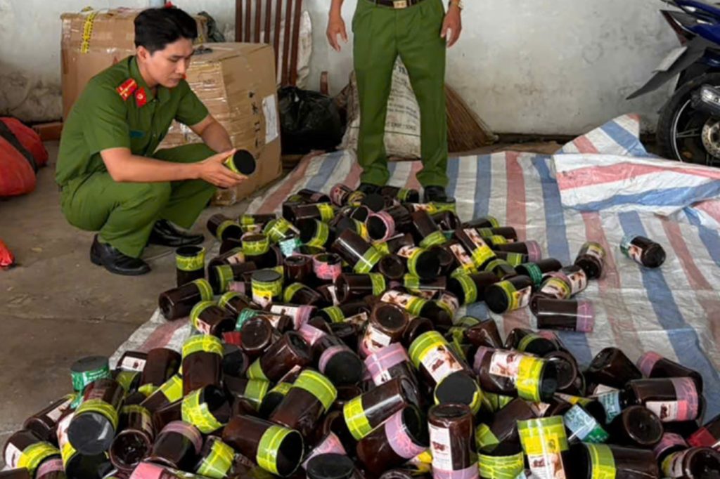 Đột kích kho sản xuất &amp;apos;kem trộn trắng da Thái Lan&amp;apos; ở An Giang