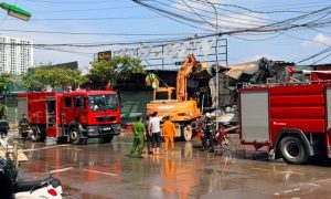 Hà Nội: Cháy cơ sở phế liệu trên đường 25m, huy động máy xúc phá dỡ tôn quây