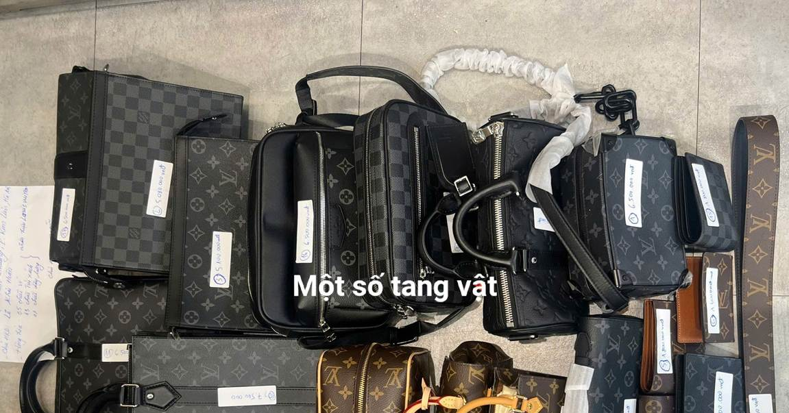 Hà Nội: Từ cửa hàng bán túi giả nhãn hiệu Louis Vuitton, Gucci, lộ xưởng gia công