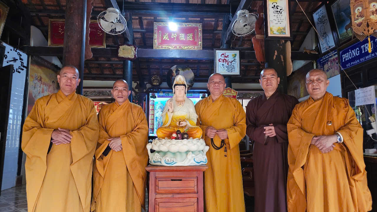 HÀNH GIẢ AN CƯ ĐẢNH LỄ TRI ÂN CHƯ TÔN ĐỨC GIÁO THỌ SƯ SAU BA THÁNG TU HỌC