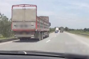 Hình ảnh ô tô tải &amp;apos;quyết&amp;apos; ôm làn trái cao tốc, CSGT cảnh báo nguy cơ ùn tắc