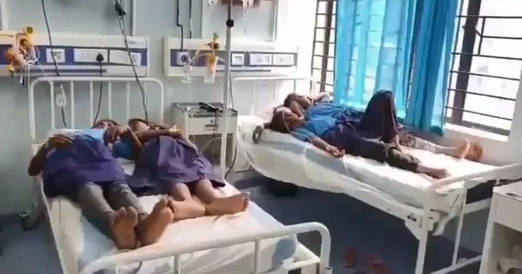 Hơn 40 học sinh nhập viện do đầu bếp nêm nhầm bột giặt vào bữa trưa