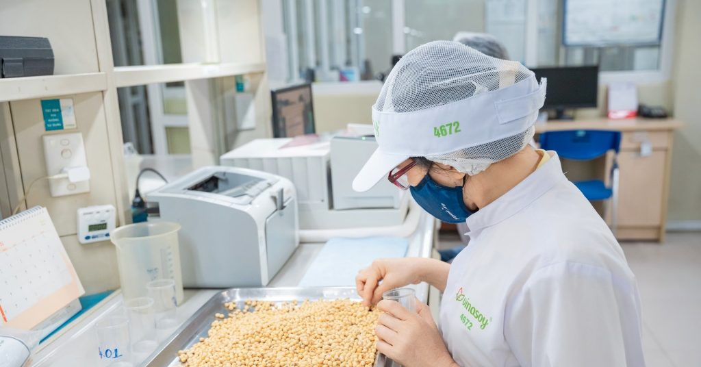 Khám phá nhà máy Vinasoy, tìm hiểu cách sản xuất sữa đậu nành và sữa hạt