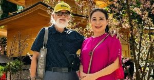 Người chồng tuyệt vời &amp;apos;mặc áo mưa đi xe máy, lặng lẽ đứng đợi&amp;apos; nữ NSND là ai?