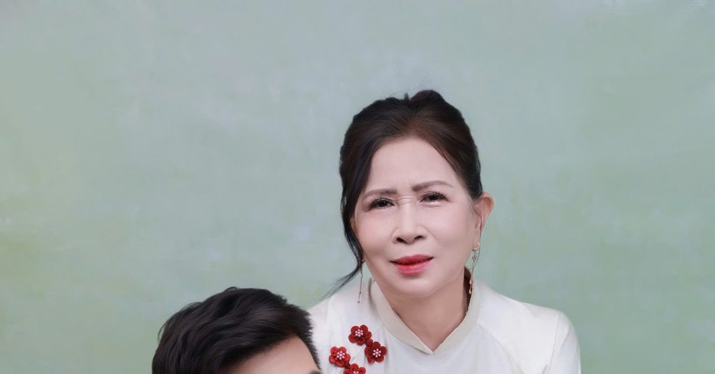 Nhạc sĩ Hồ Minh kể câu chuyện về mẹ qua “Mẹ Chở Tôi Đi Lúc Hừng Đông”