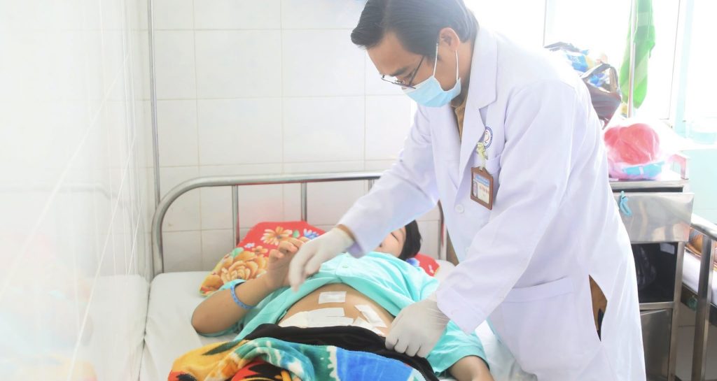 Nhập viện mổ cấp cứu vì trò đùa của đồng nghiệp trong giờ làm
