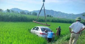 Tài xế ô tô nghi đột quỵ tử vong khi đang chở khách, xe lao xuống ruộng