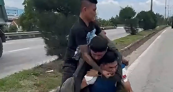 Tạm giữ hình sự tài xế đánh người nhập viện vì tranh giành khách