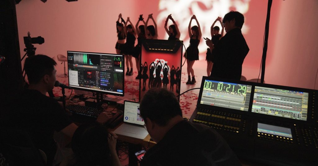 Trung Quốc &amp;apos;tuýt còi&amp;apos; 7.200 phiên livestream, siết chặt quản lý KOLs