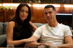 10 năm yêu nhau, Ronaldo và Georgina kết hôn theo cách chẳng giống một đám cưới siêu sao