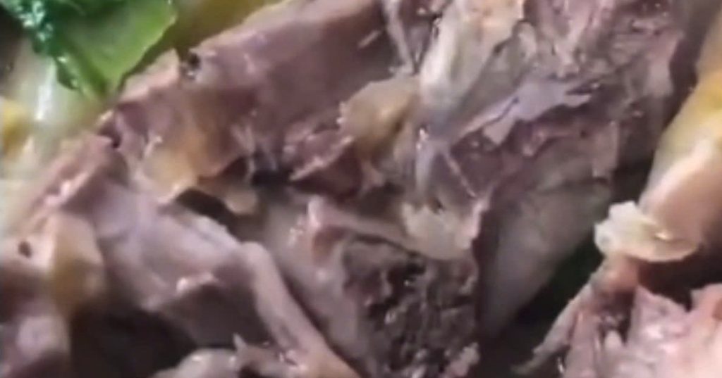 Vụ dòi bò lúc nhúc trong bữa tiệc tân gia: Xử phạt chủ nhà hàng 27 triệu đồng缩略图 Vụ dòi bò lúc nhúc trong bữa tiệc tân gia: Xử phạt chủ nhà hàng 27 triệu đồng