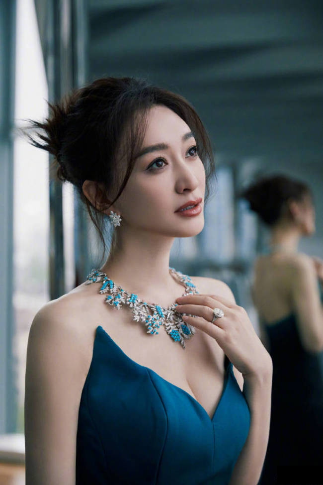 Vượt qua nỗi buồn sau đổ vỡ hôn nhân, Chị đẹp tự thưởng cho mình siêu xe tiền tỷ
