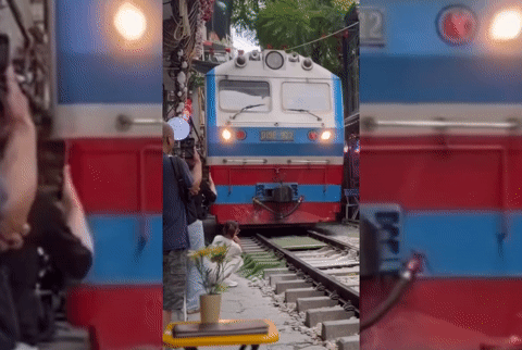 Xác minh clip cô gái bị tàu hỏa hất văng điện thoại ở &amp;apos;phố cà phê đường tàu&amp;apos;
