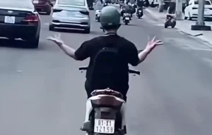 Xác minh người đàn ông bỏ hai tay, múa trên xe máy