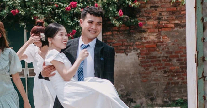 Yêu cô gái yếu chân từ lần đầu gặp, chàng trai Ninh Bình bế đi đăng ký kết hôn