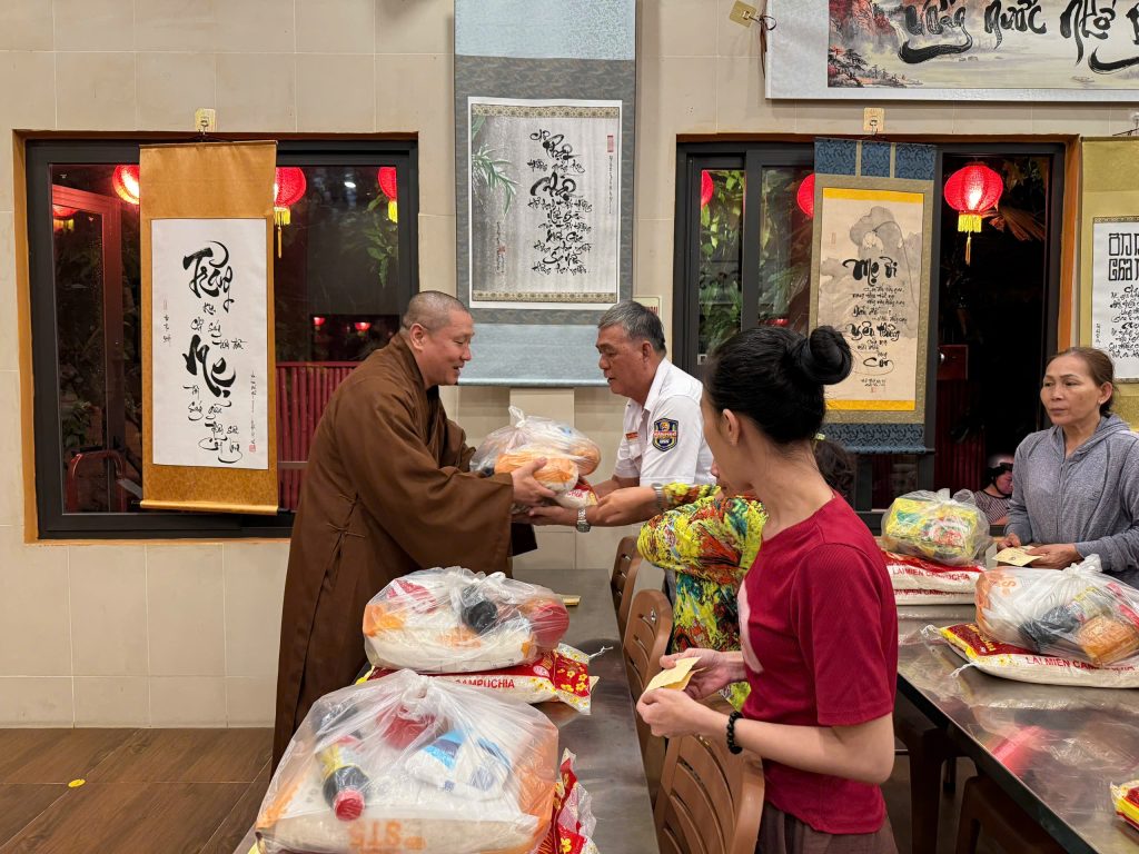 Ấm lòng những phần quà mùa trăng tháng Tám tại chùa An Hòa
