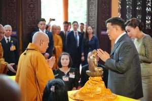 Nhà vua Thái Lan và Hoàng hậu lễ Phật tại chùa Quán Sứ