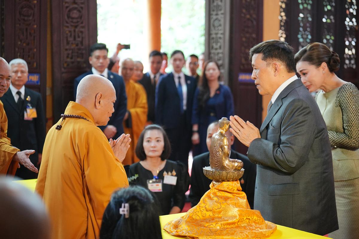 Nhà vua Thái Lan và Hoàng hậu lễ Phật tại chùa Quán Sứ