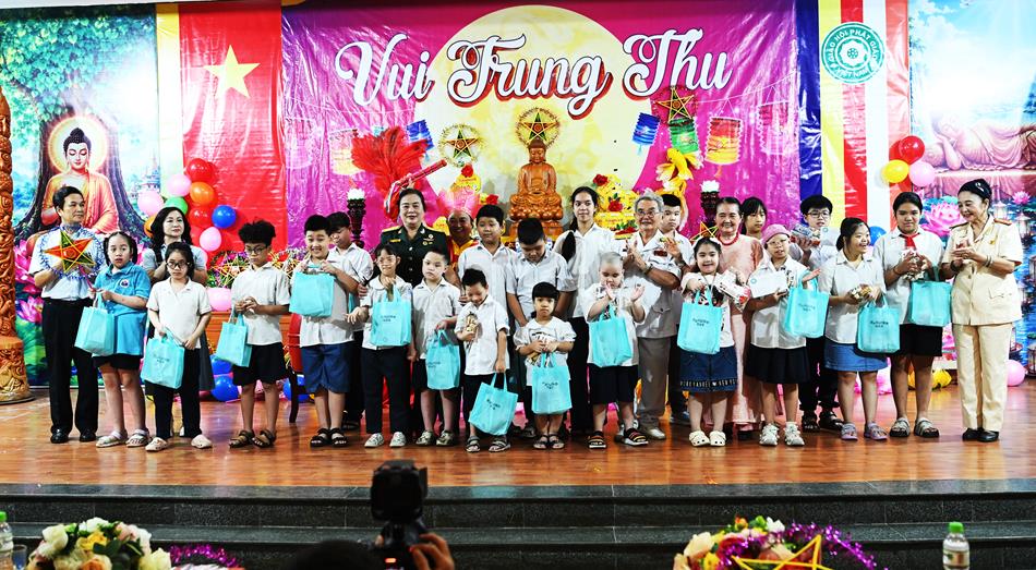 Chùa Quán Sứ – Hà Nội rực rỡ đêm vui Trung thu