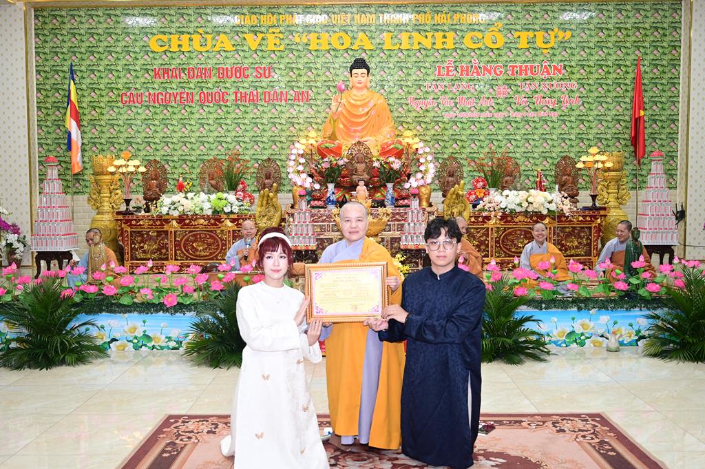 Hải Phòng: Đôi bạn trẻ vân tập về chùa Vẽ (Hoa Linh cổ tự) tổ chức lễ Hằng Thuận